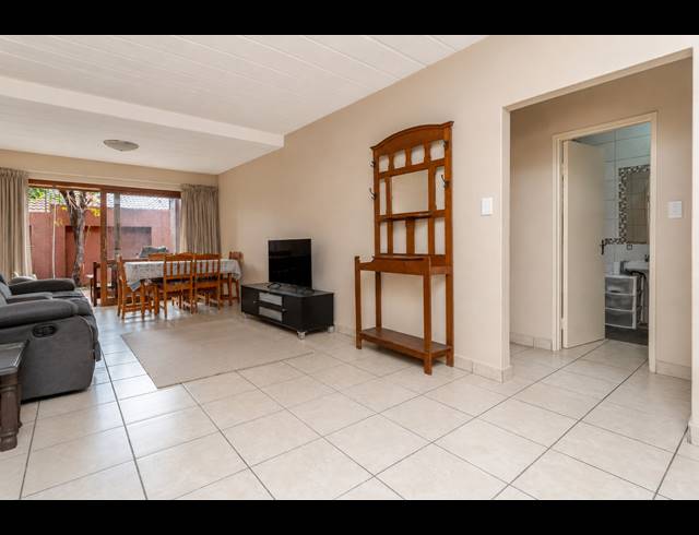 2 BEDROOM APARTMENT FOR SALE IN SUNNINGHILL